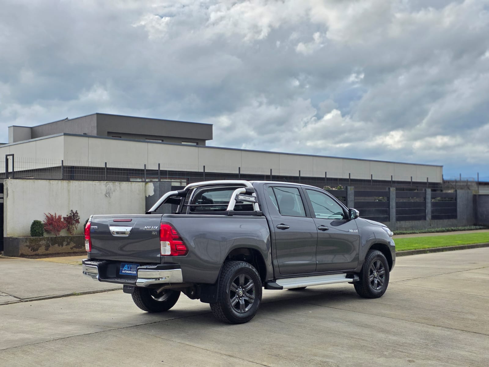 
								Toyota NEW HILUX SR full									