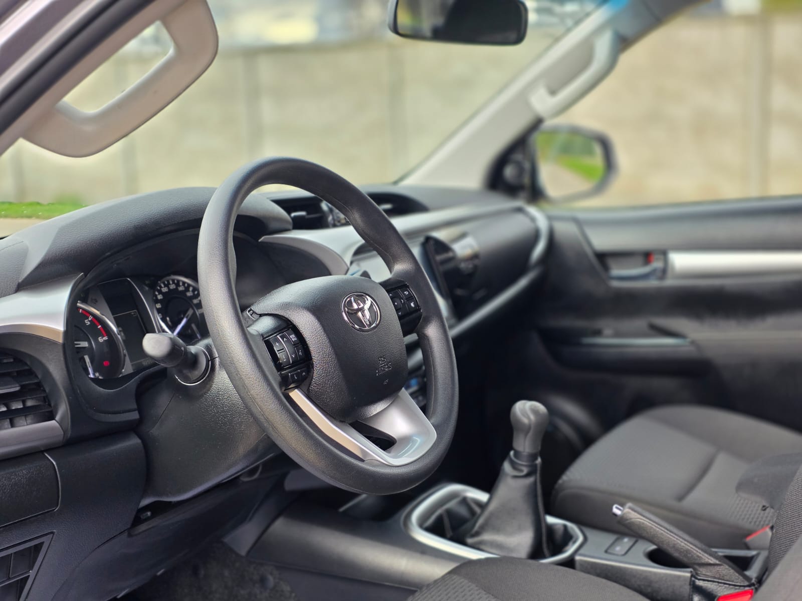 
								Toyota NEW HILUX SR full									