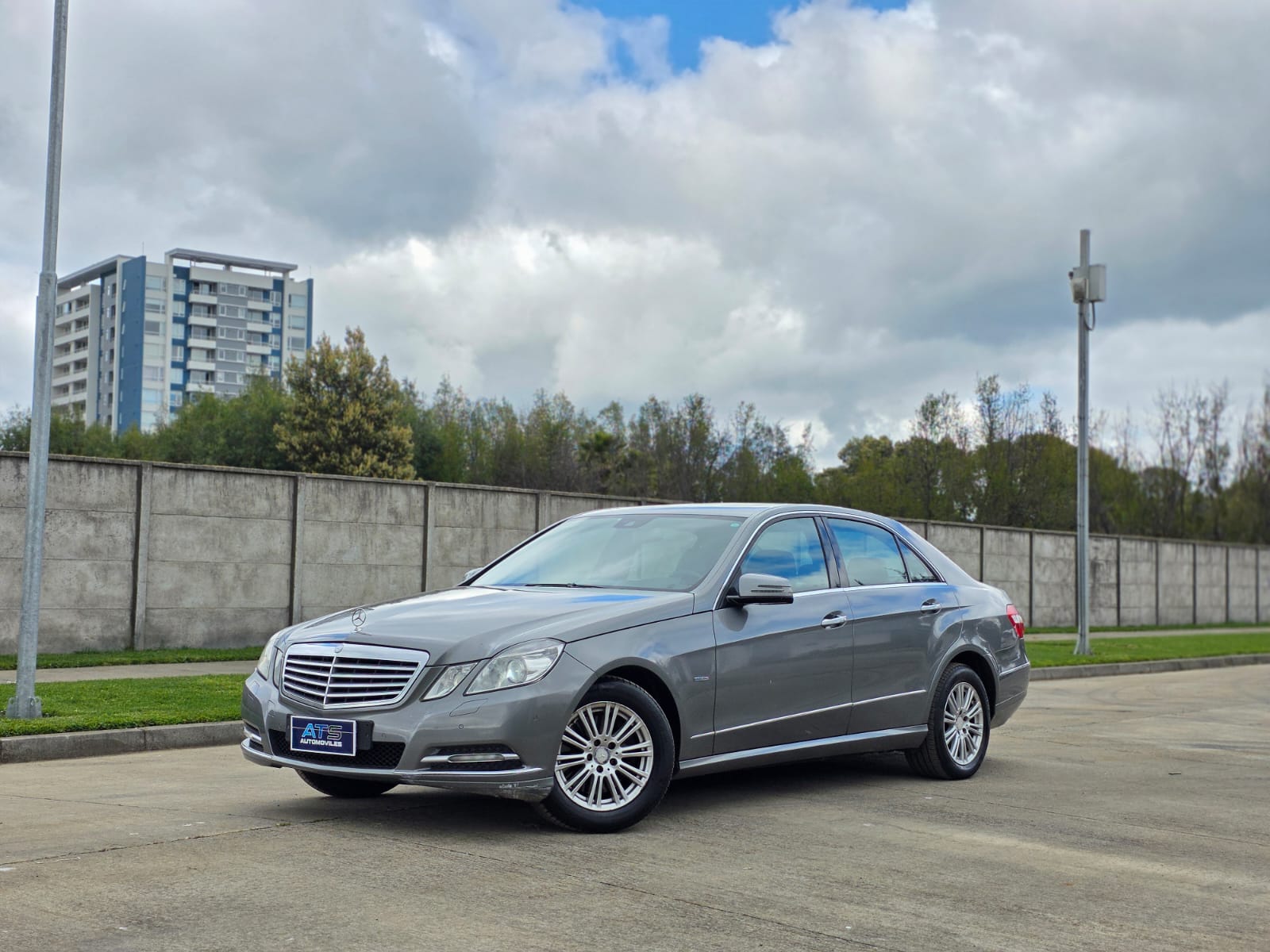 
								Mercedes E350 CGI ELEGANCE full									
