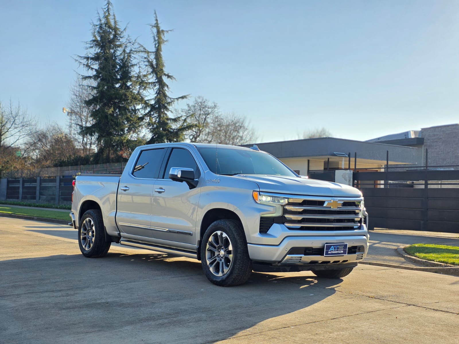 
								Chevrolet SILVERADO HIGH COUNTRY full									