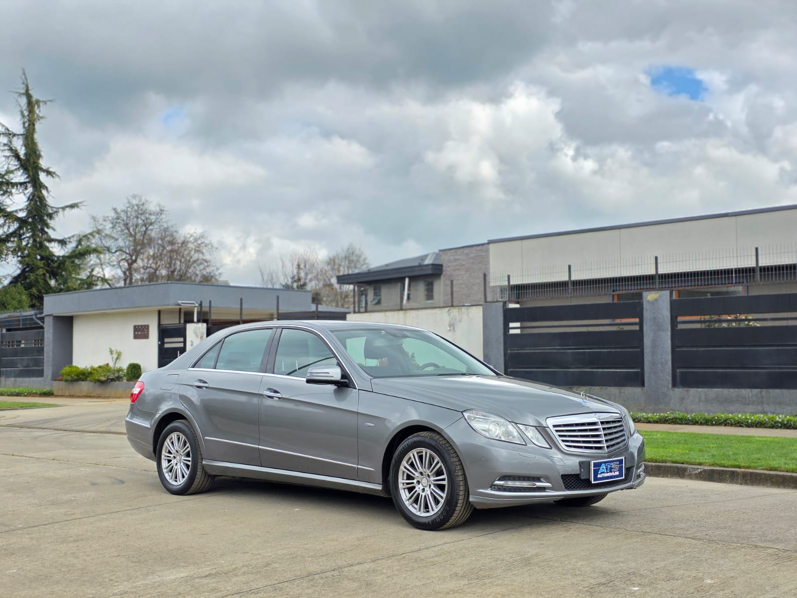 
								Mercedes E350 CGI ELEGANCE full									