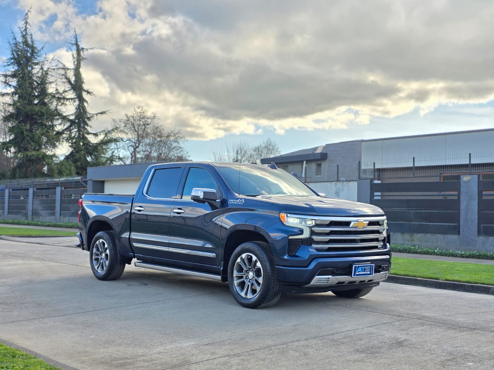 
								Chevrolet Silverado HIGH COUNTRY full									