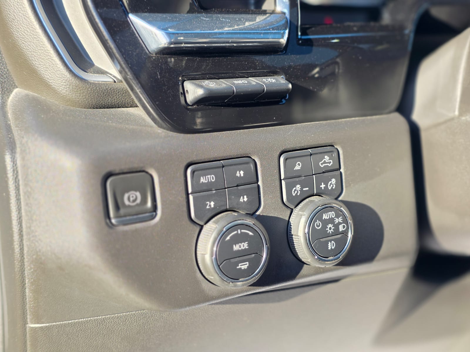 
								Chevrolet SILVERADO HIGH COUNTRY full									