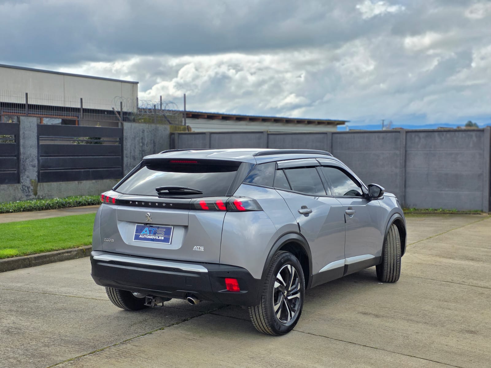 
								Peugeot 2008 ALLURE full									