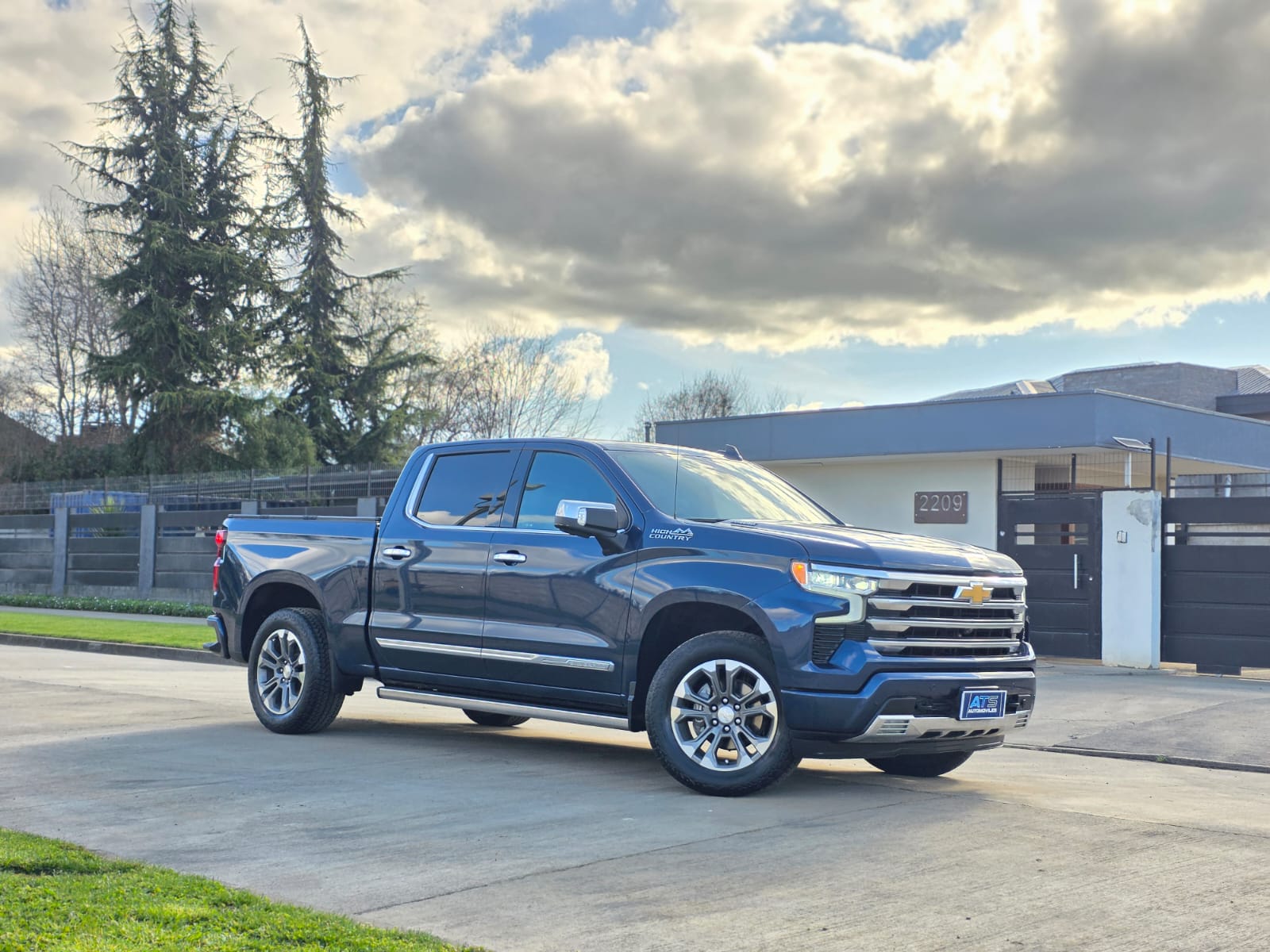 
								Chevrolet Silverado HIGH COUNTRY full									