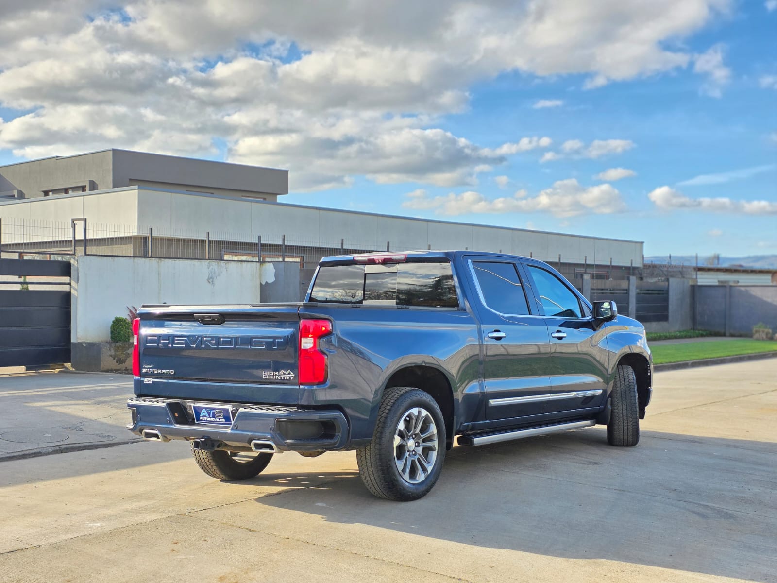 
								Chevrolet Silverado HIGH COUNTRY full									