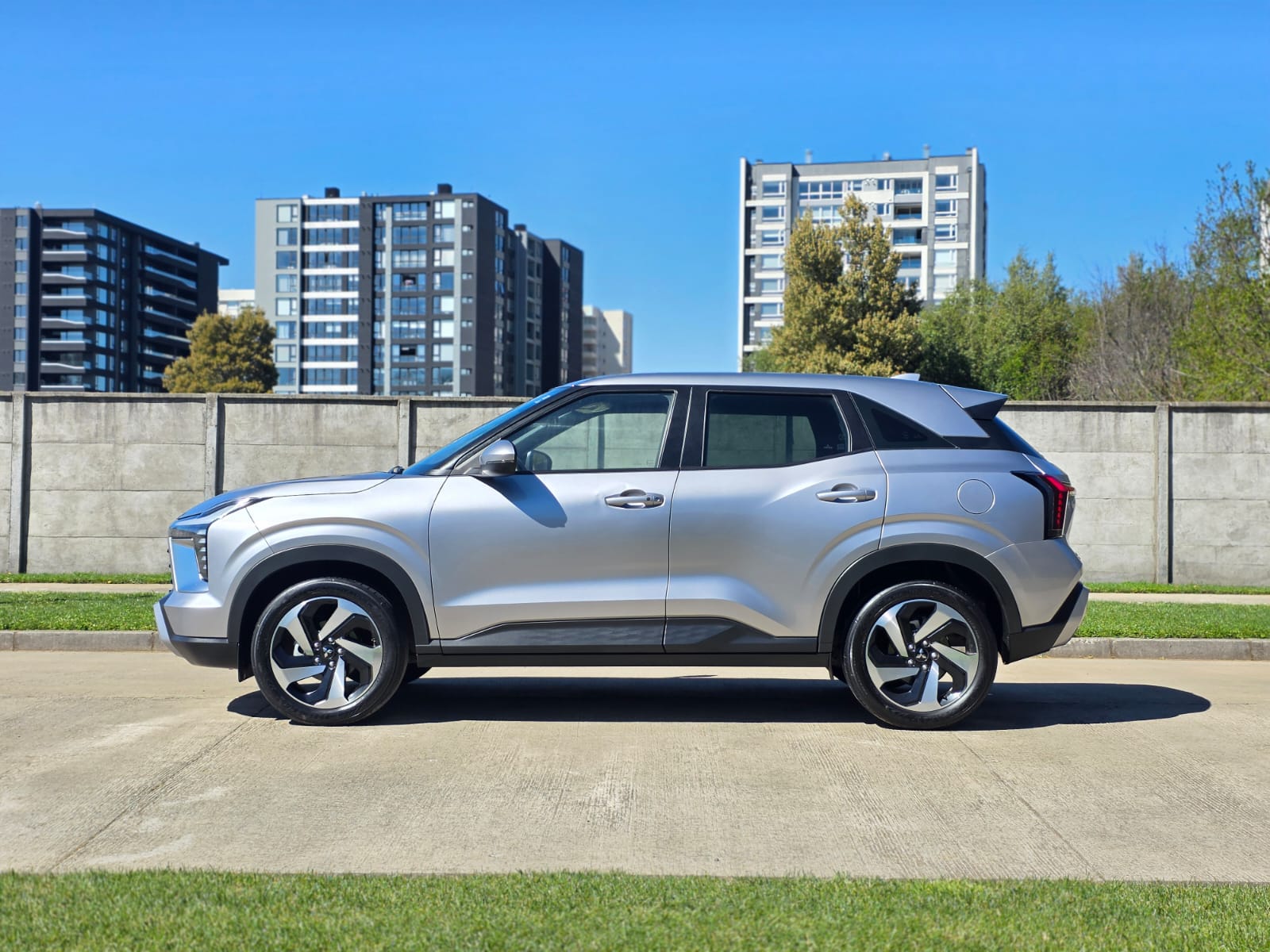 
								Mitsubishi NEW OUTLANDER SPORT GLS full									
