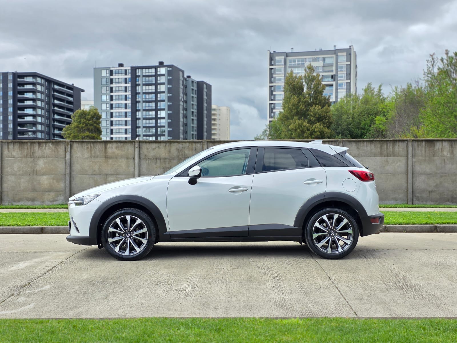 
								Mazda CX-3 R full									