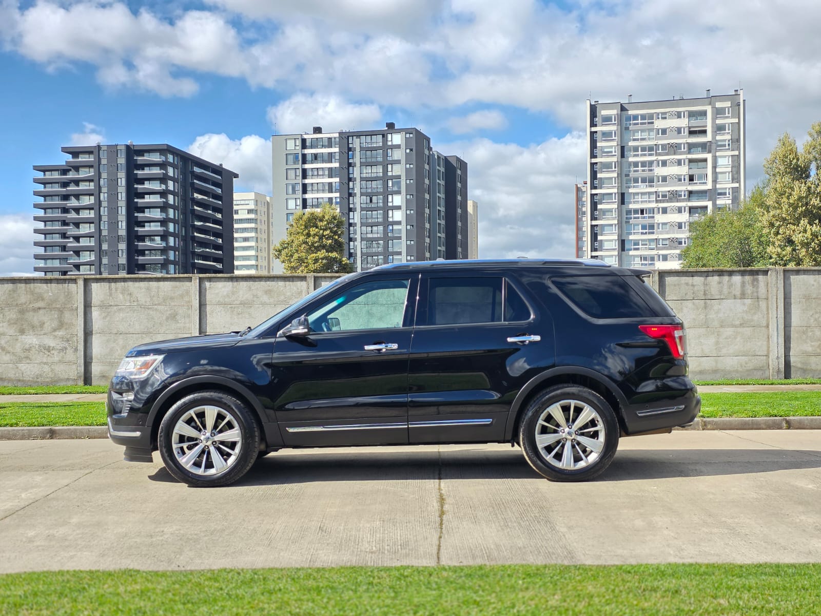 
								Ford EXPLORER LIMITED full									