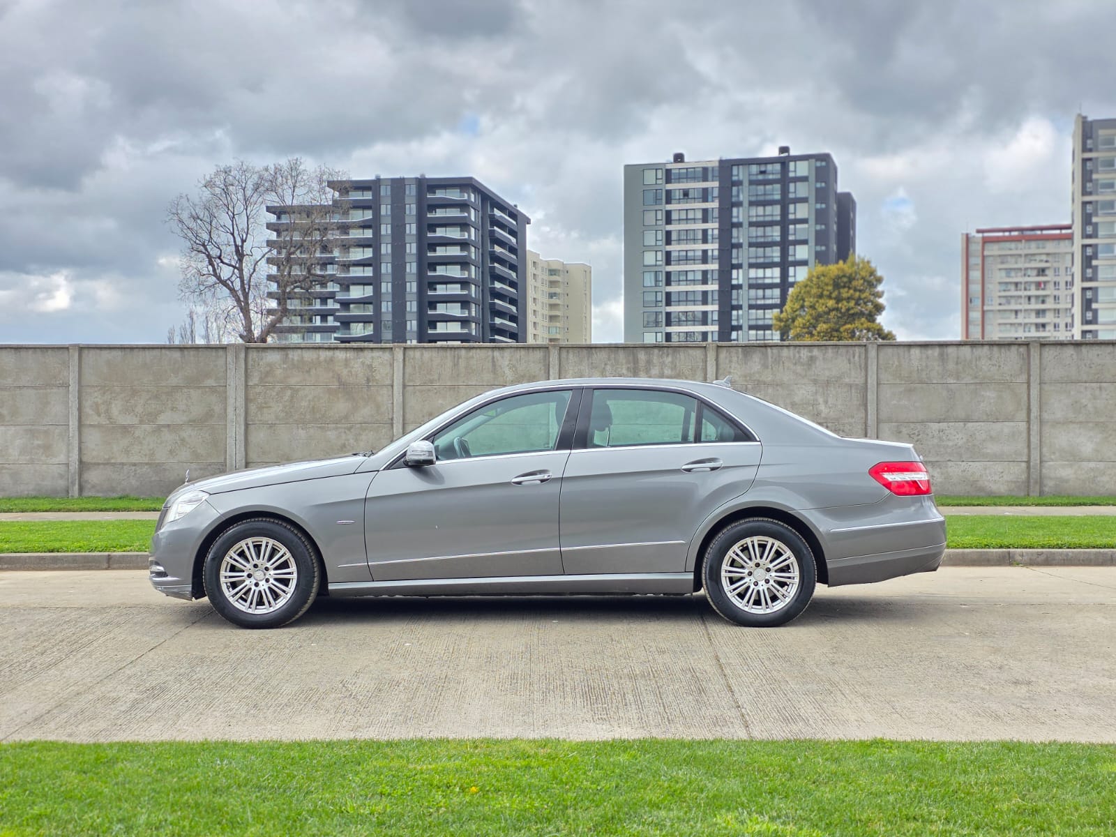
								Mercedes E350 CGI ELEGANCE full									