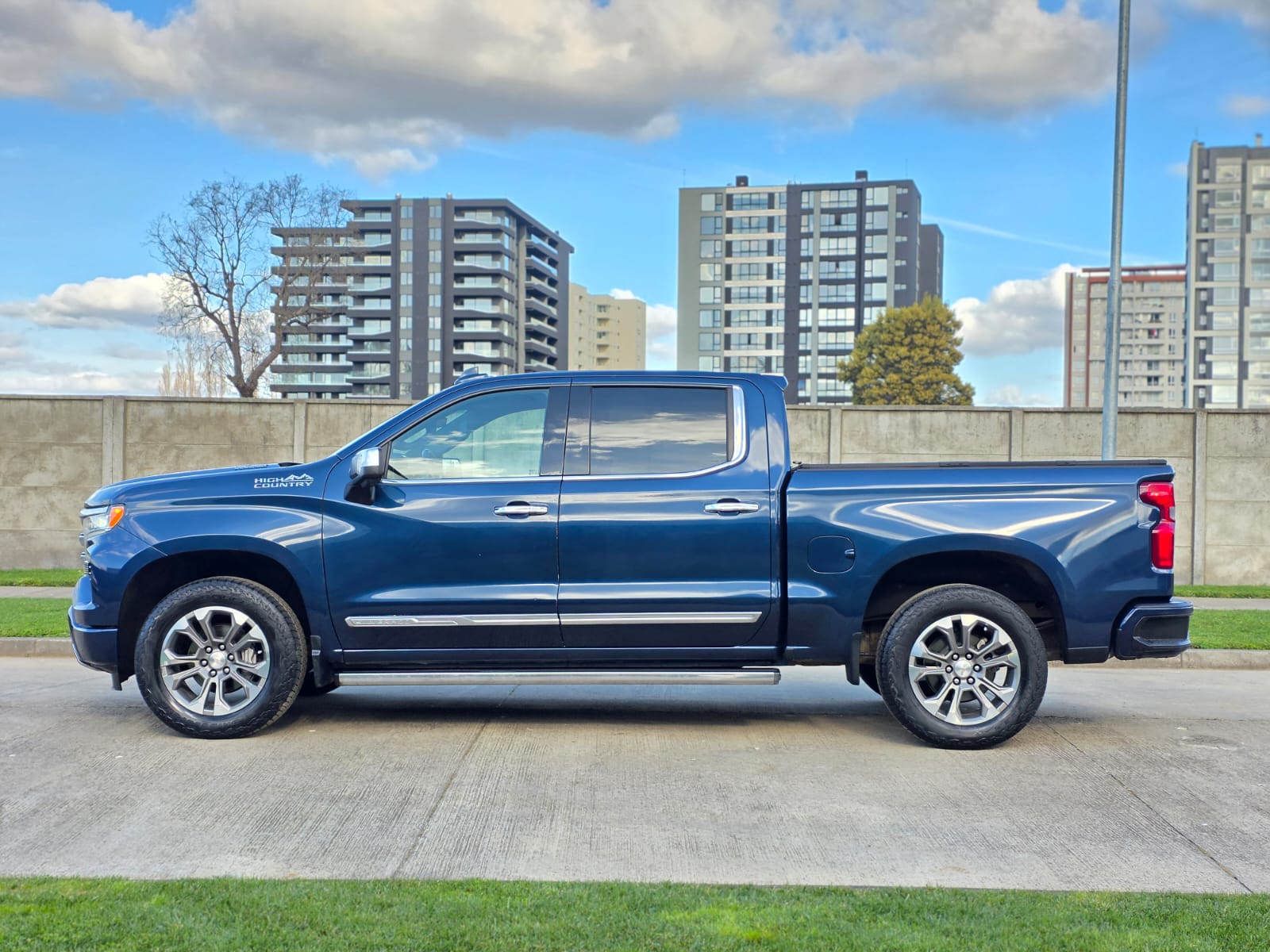 
								Chevrolet Silverado HIGH COUNTRY full									