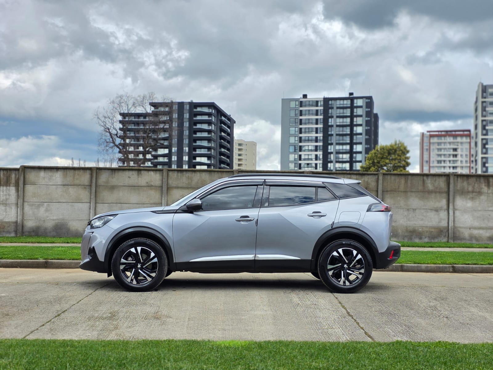 
								Peugeot 2008 ALLURE full									