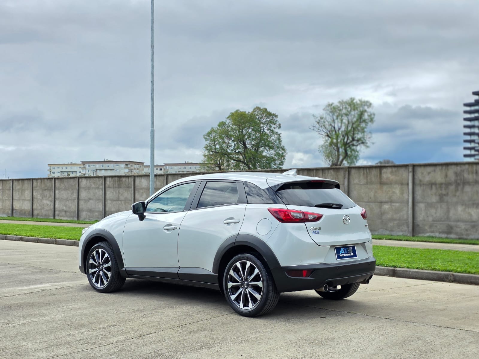 
								Mazda CX-3 R full									