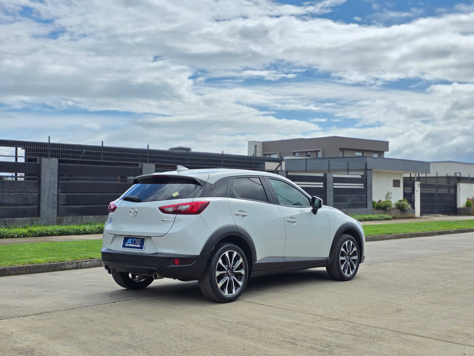 
								Mazda CX-3 R full									