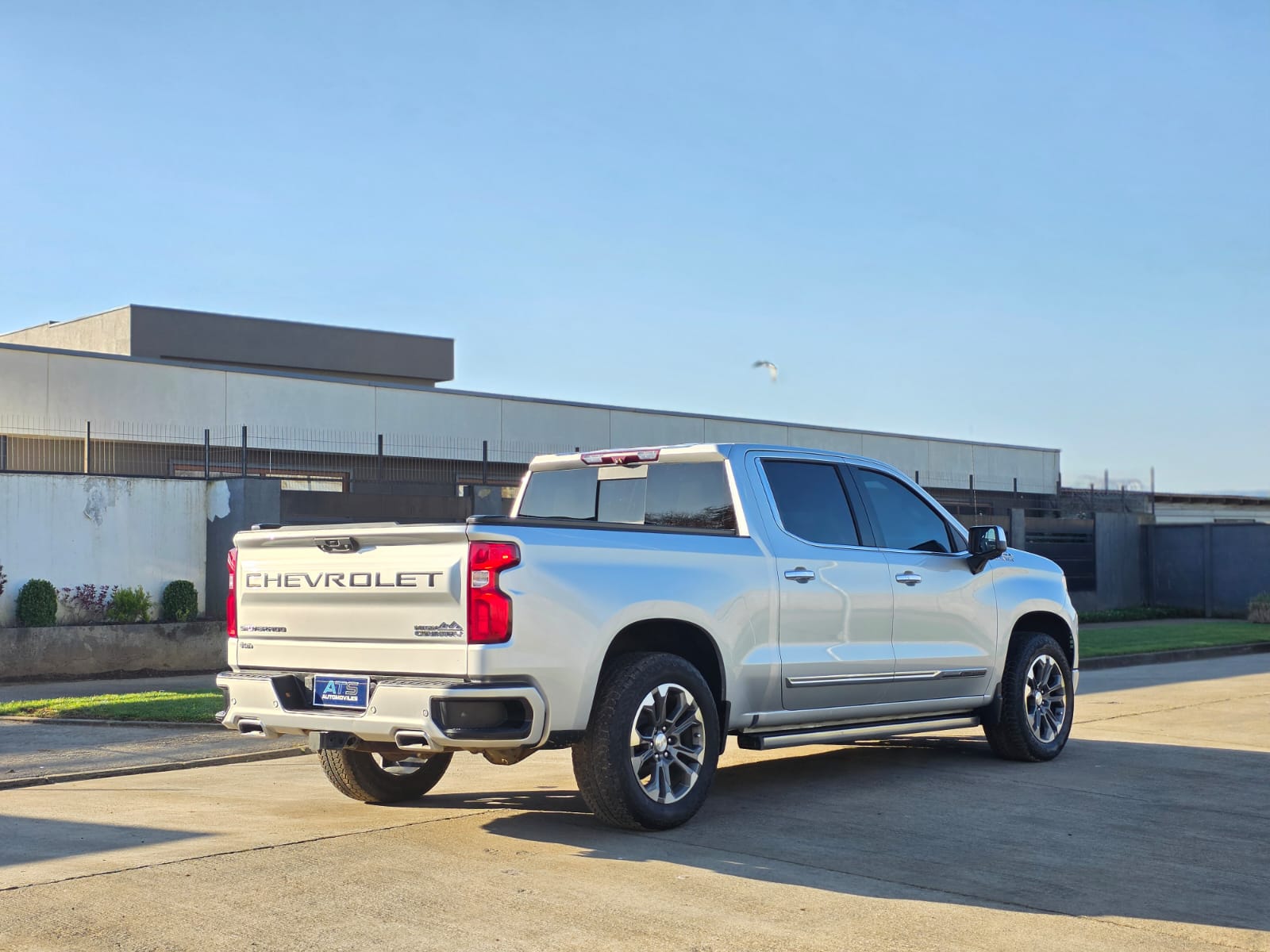 
								Chevrolet SILVERADO HIGH COUNTRY full									