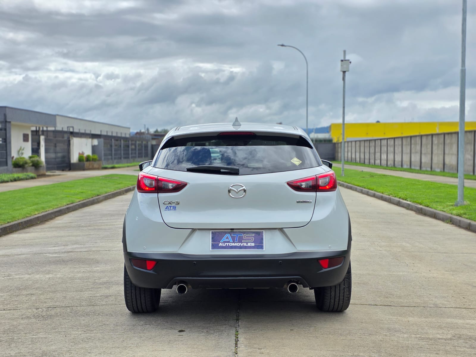 
								Mazda CX-3 R full									