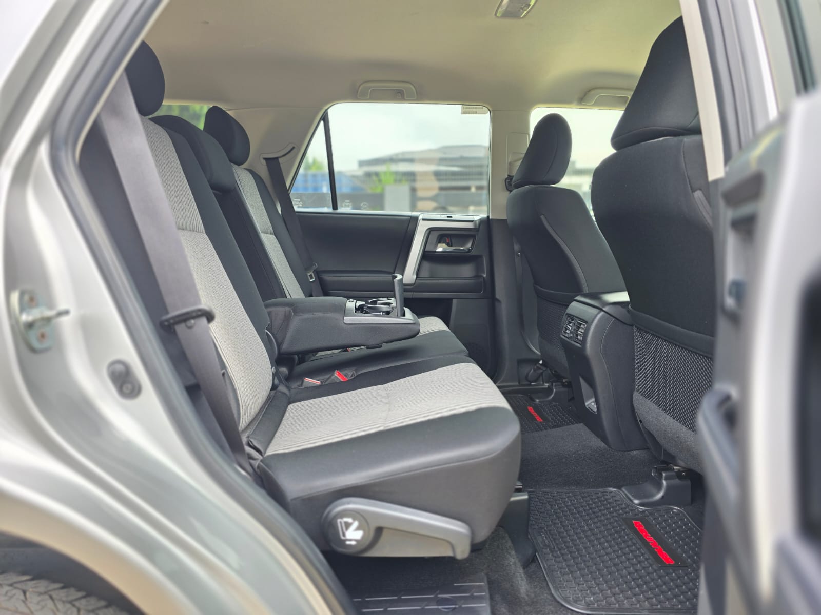 
								Toyota 4RUNNER SR5 full									