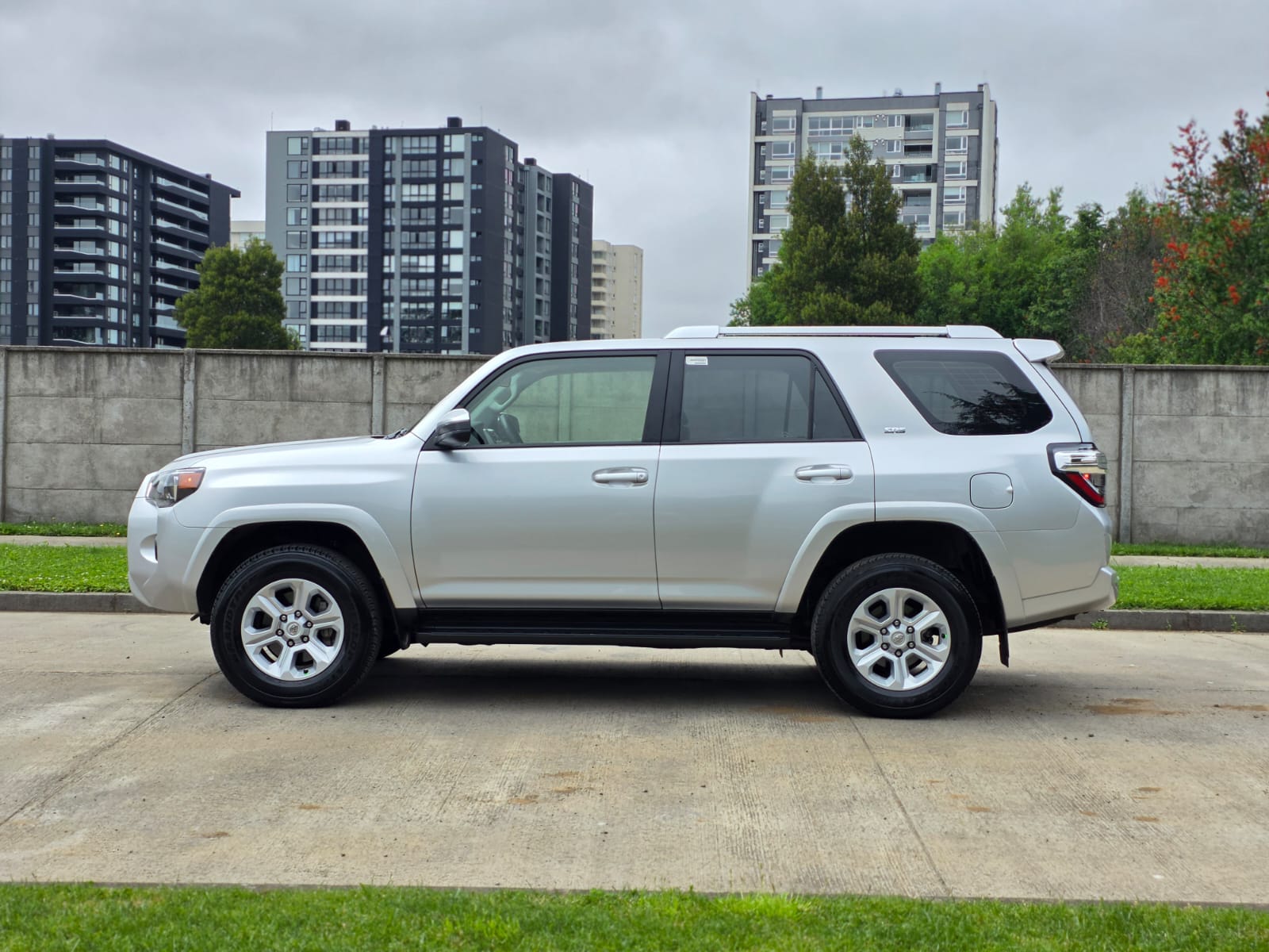 
								Toyota 4RUNNER SR5 full									
