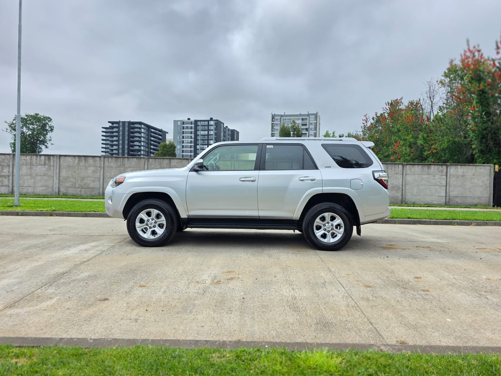 
								Toyota 4RUNNER SR5 full									