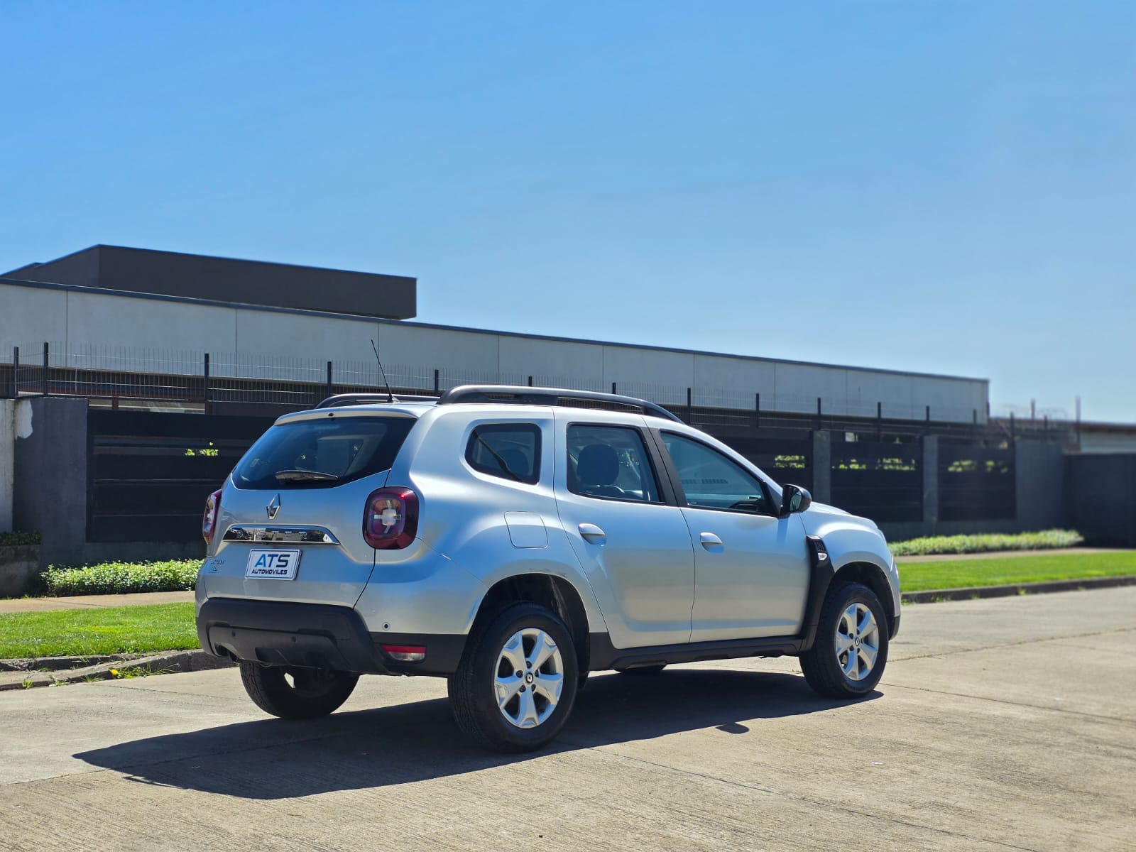 
								Renault DUSTER ZEN full									