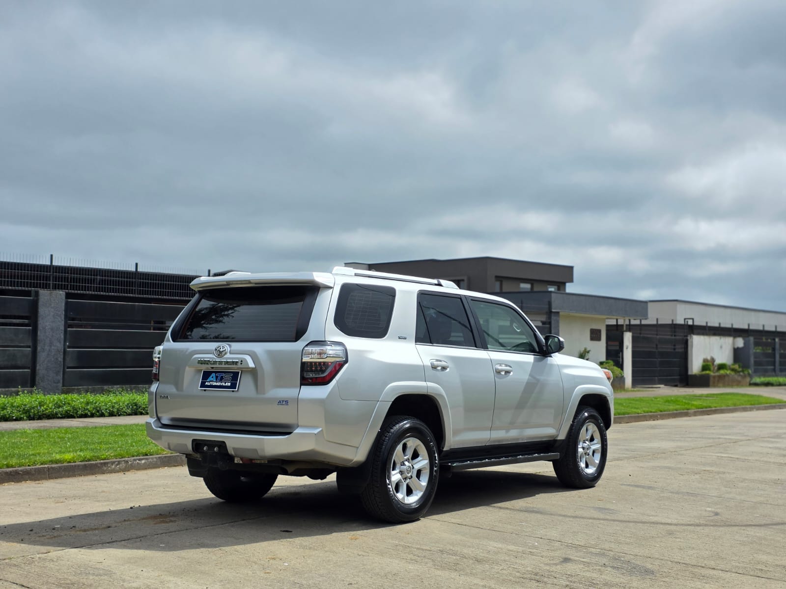 
								Toyota 4RUNNER SR5 full									